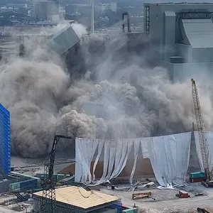 Das war's: Der nächste Teil des stillgelegten Kohlekraftwerks Hamburg-Moorburg ist zerstört.