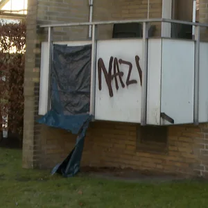 Unbekannte haben die Wohnung eines AfD-Lokalpolitikers attackiert. Der Bewohner hat einen Teil des Schriftzuges „AfD-Nazi“ abgehängt.