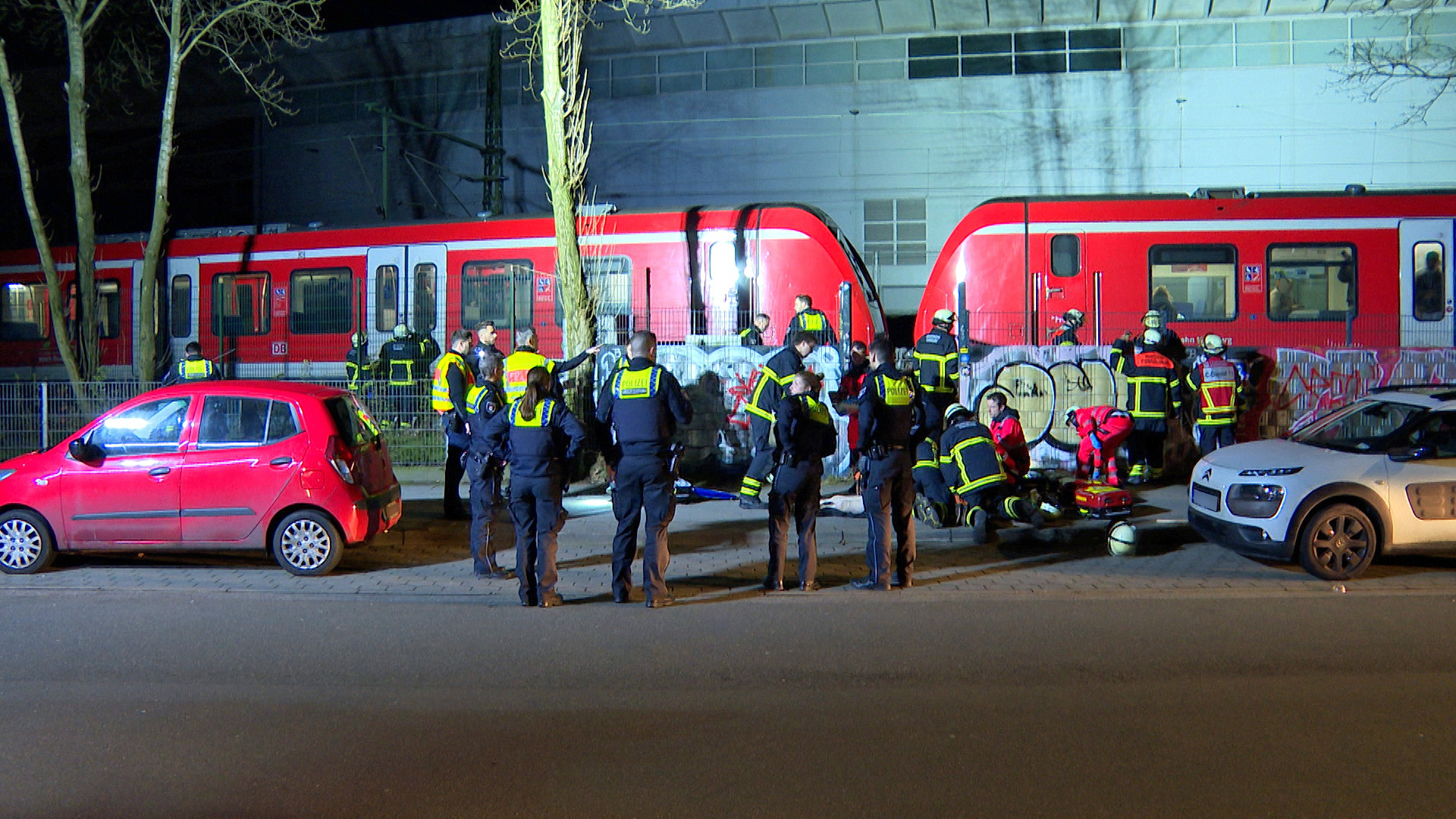 Rettungskräfte der Feuerwehr versorgen den Verunglückten.