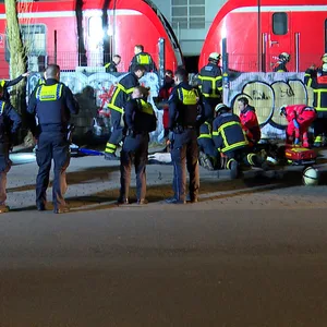 Rettungskräfte der Feuerwehr versorgen den Verunglückten.
