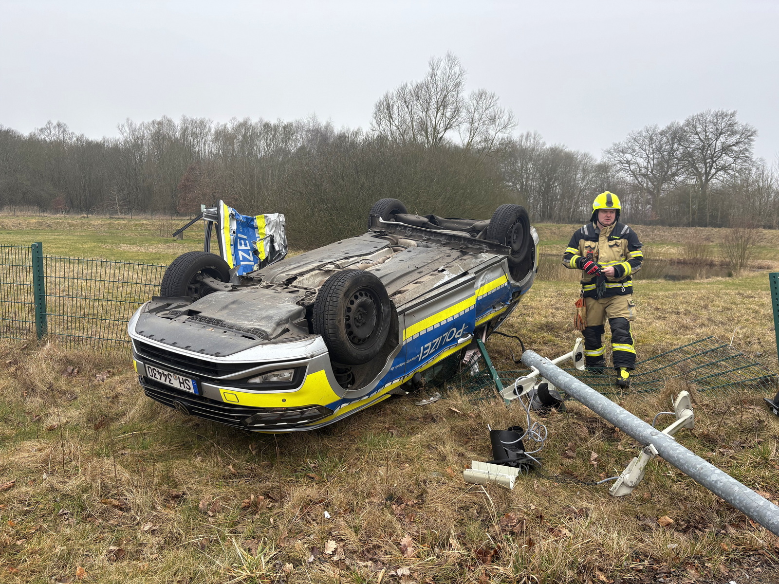 Streifenwagen kolliert in Pinneberg auf Blaulichtfahrt mit Audi und überschlägt sich – drei Verletzte in Klinik