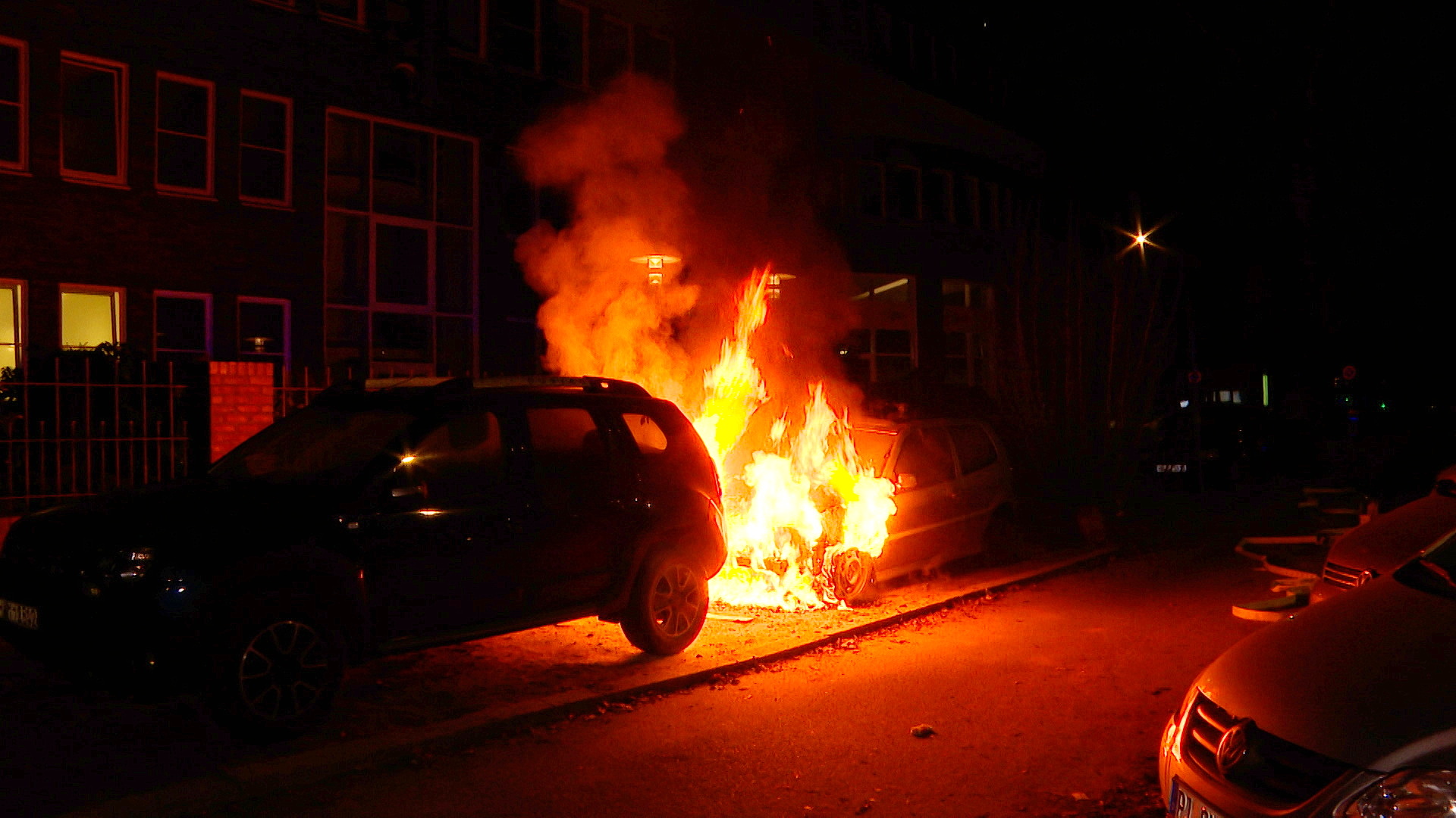 Das geparkte Fahrzeug an der Kieler Straße stand in der Nacht in Flammen.