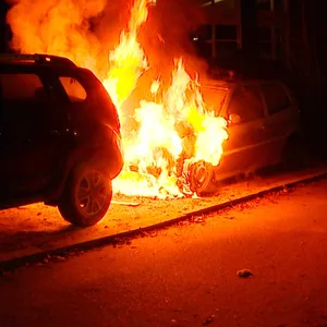 Das geparkte Fahrzeug an der Kieler Straße stand in der Nacht in Flammen.