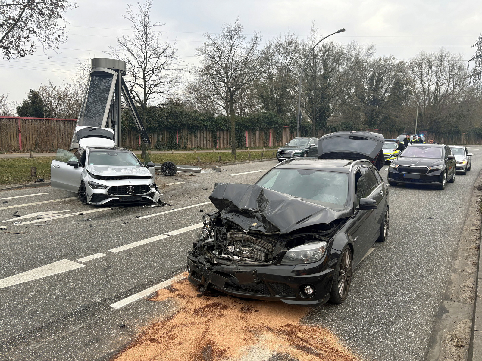 Die Straße glich einem Trümmerfeld.