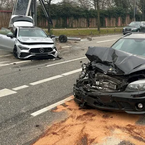 Die Straße glich einem Trümmerfeld.
