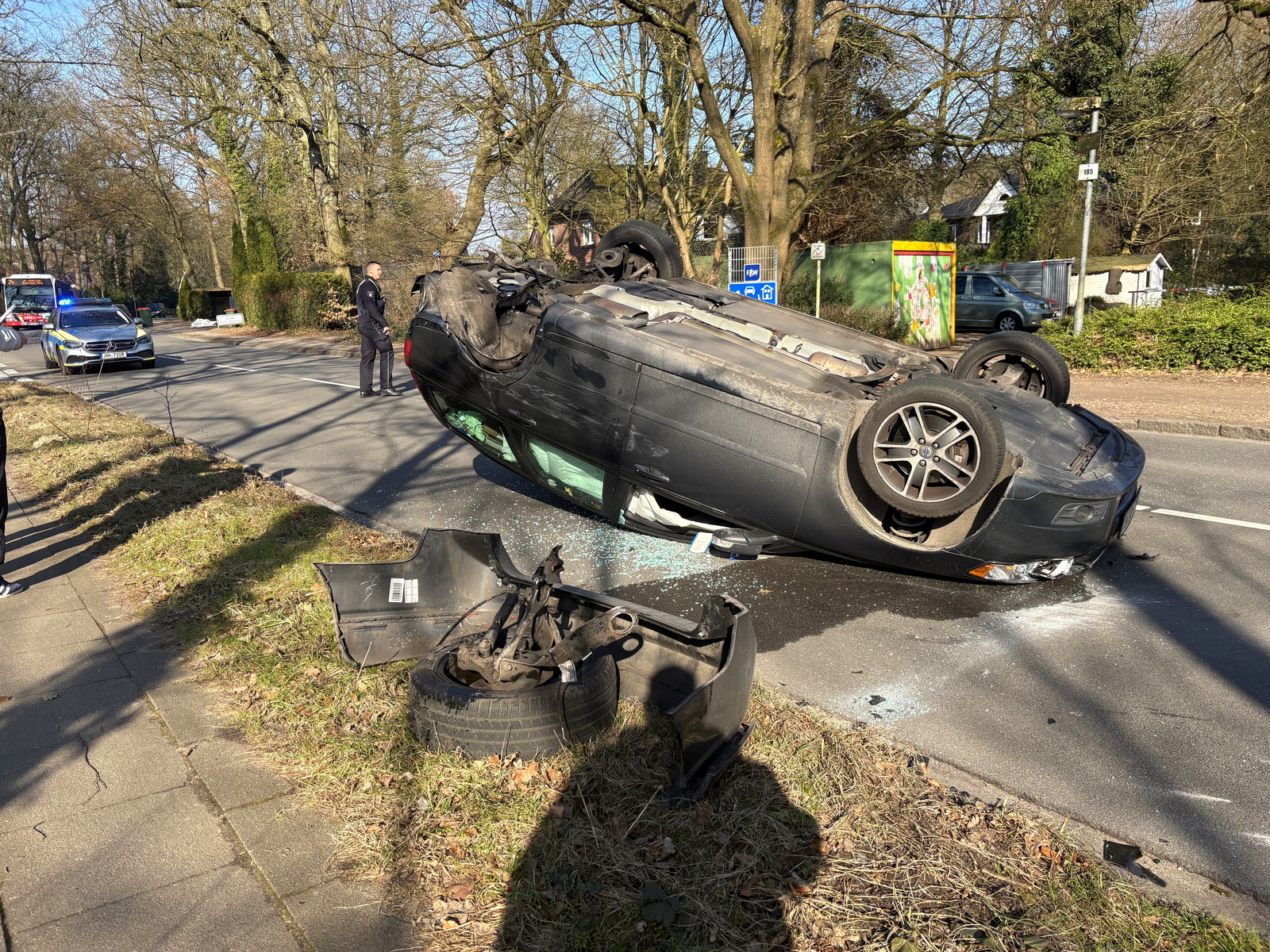 Schwerer Unfall in Volksdorf. Auto überschlägt sich – Fahrer verletzt in Klinik