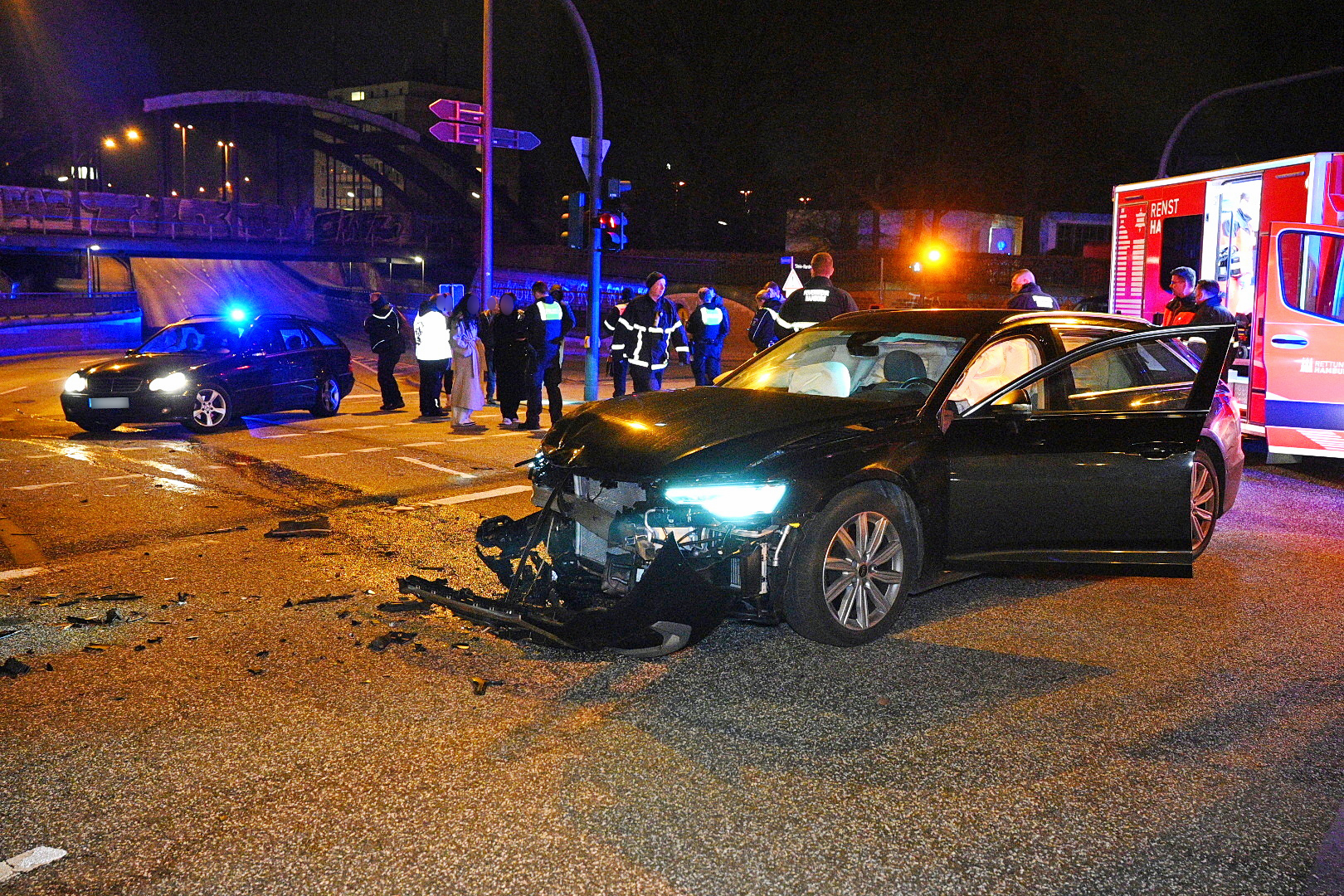 Die Kreuzung glich einem Trümmerfeld: Beide Autos haben nur noch Schrottwert.