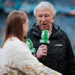Horst Hrubesch spricht am Sky-Mikrofon mit Nele Schenker