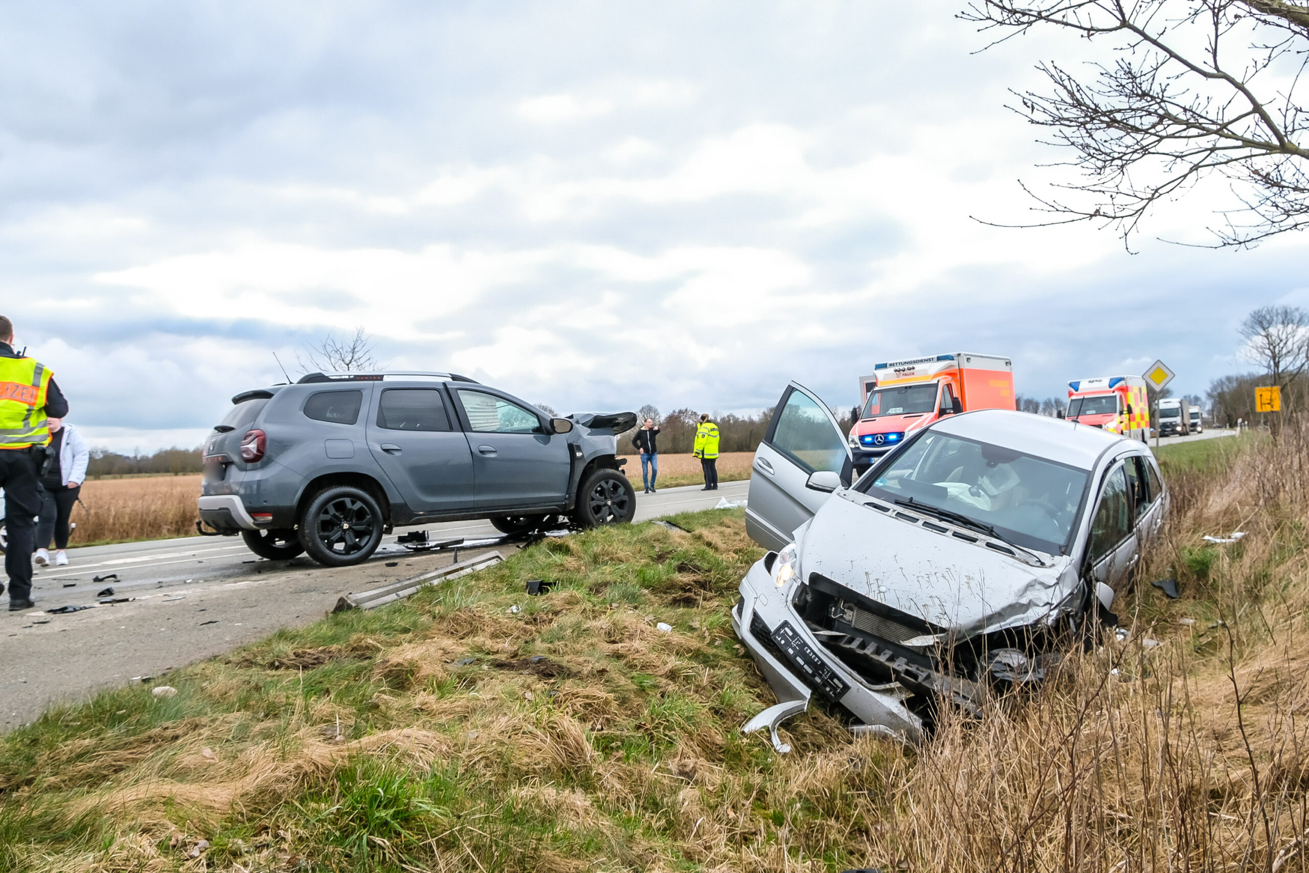 Auf der K90 kollidierten ein Dacia und ein Mercedes – drei der fünf Beteiligten sind schwer verletzt.