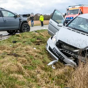 Auf der K90 kollidierten ein Dacia und ein Mercedes – drei der fünf Beteiligten sind schwer verletzt.
