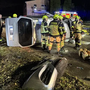 Ein umgekippter Wagen und Feuerwehrleute