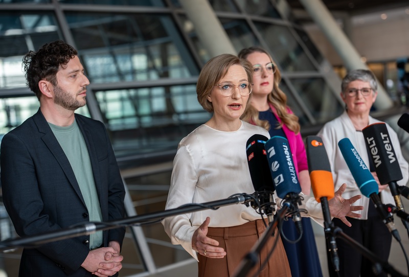 Die Grünen sprechen vor Beginn der Fraktionssitzungen im Bundestag.