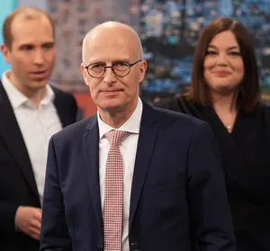 Peter Tschentscher (SPD), Dennis Thering (CDU) und Katharina Fegebank (Bündnis 90/Die Grünen) stehen nach der Wahl zur Hamburger Bürgerschaft im Congress Center Hamburg in einem Fernsehstudio.