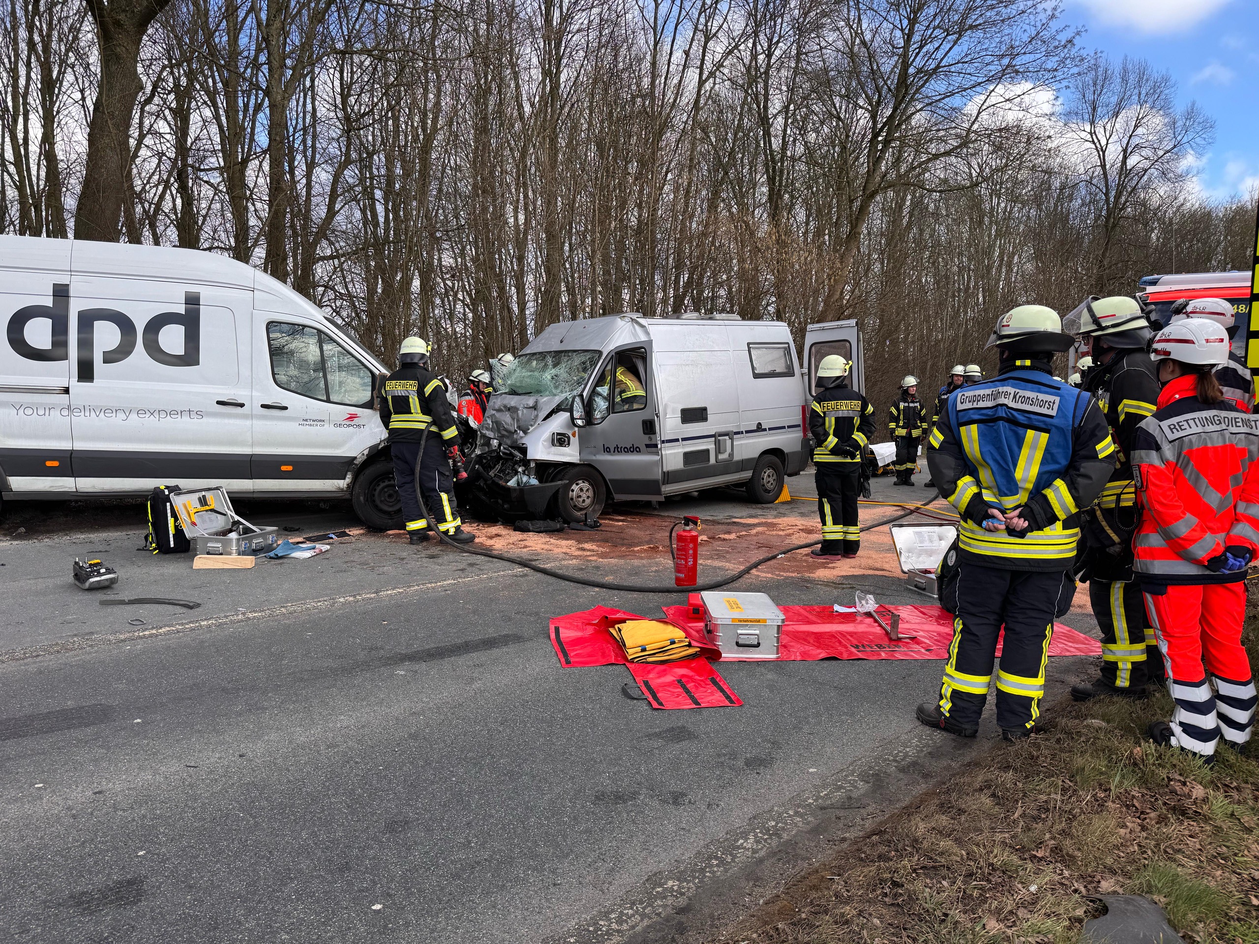 Paketwagen kollidiert auf Landstraße nach Hamburg frontal mit Wohnmobil – drei schwerverletzte bei Stapelfeld