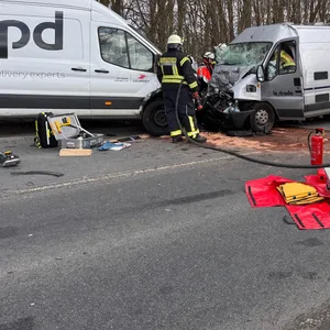 Paketwagen kollidiert auf Landstraße nach Hamburg frontal mit Wohnmobil – drei schwerverletzte bei Stapelfeld
