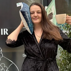 Barista Olesja Martyniv zeigt, wie es geht: Gäste kommen sonntags mit Bademantel oder Kissen.