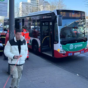 Fünf Menschen wurden leicht verletzt, als der Fahrer eines HVV-Busses eine Notbremsung hinlegen musste.