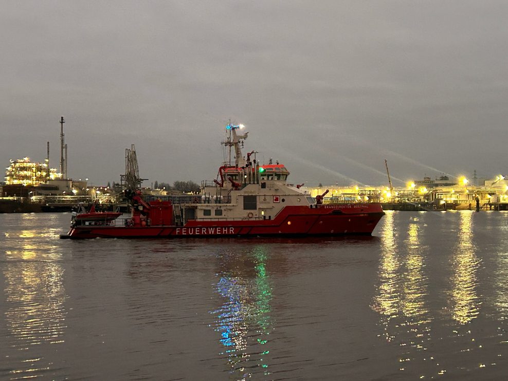 Auch die „Branddirektor Westphal“, das größte Schiff der Hamburger Feuerwehr, war im Einsatz im Kattwykhafen.