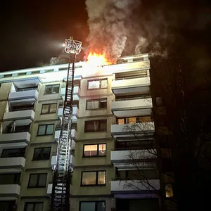 Feuer in Barmbek: In diesem Haus an der Straße Beim alten Schützenhof hat es in der Nacht zu Montag gebrannt.