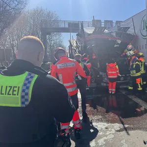 Rettungskräfte befreien einen der Fahrer aus der Fahrerkabine.