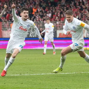 Armin Gigovic von Holstein Kiel feiert sein Tor gegen Union Berlin.