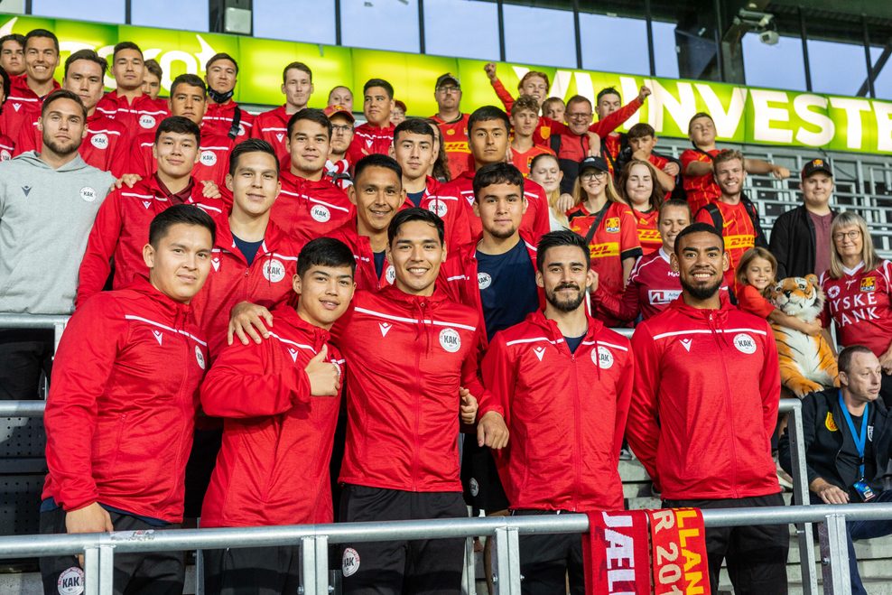 Grönländische Nationalmannschaft steht auf der Tribüne