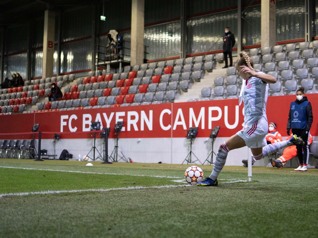 Gwinn schlägt eine Ecke im FC Bayern Campus Stadion