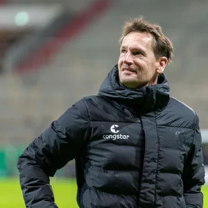Mathias Hain schaut lächelnd nach oben