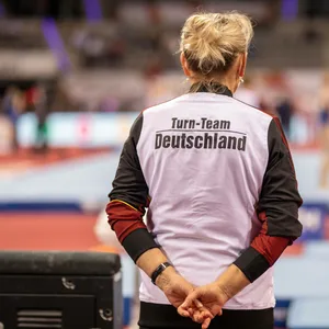 Shanna Poljakova trägt eine Jacke mit der Aufschrift „Turn-Team Deutschland“