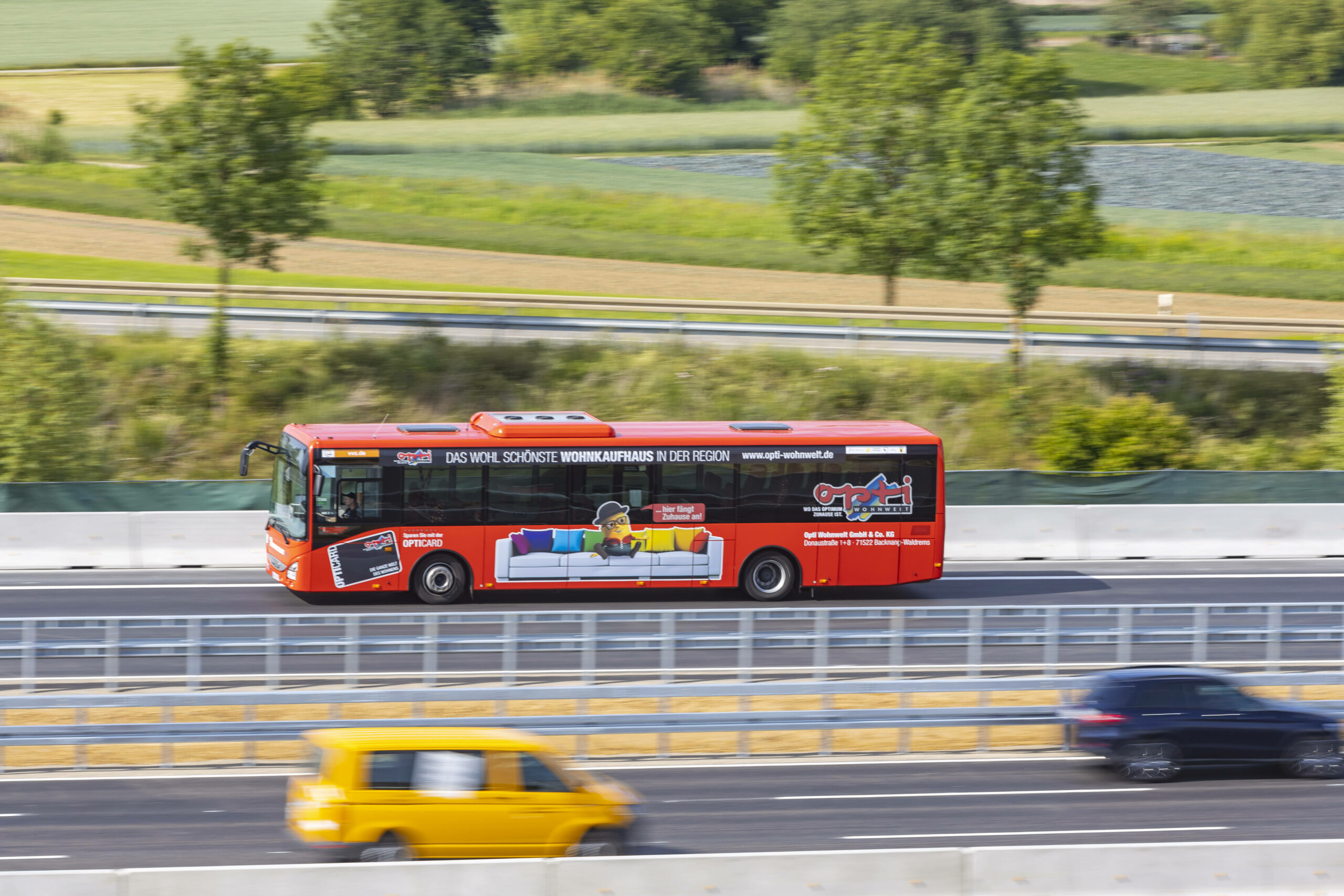 Ein Bus auf der Autobahn