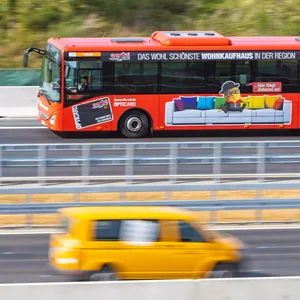 Ein Bus auf der Autobahn