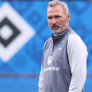 Tim Walter vor einem HSV-Logo