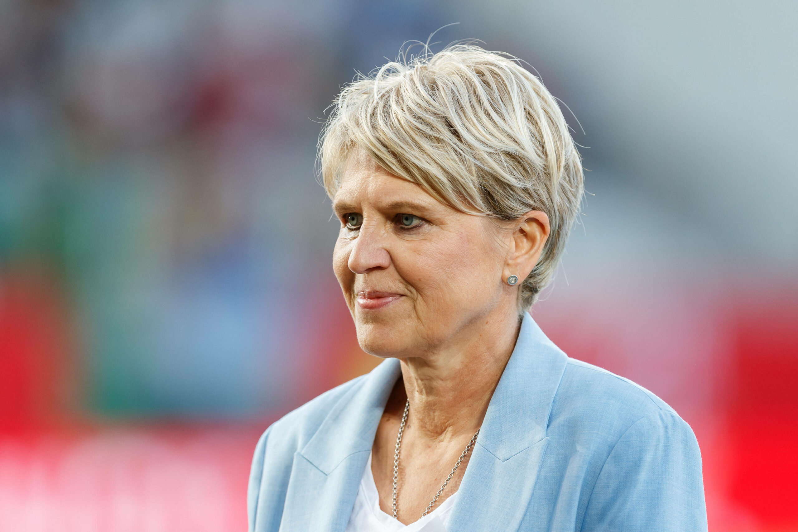 Doris Fitschen guckt zur Seite und trägt einen hellblauen Blazer