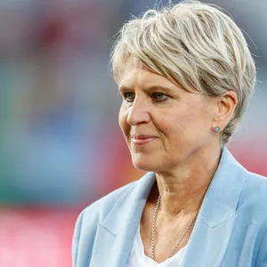Doris Fitschen guckt zur Seite und trägt einen hellblauen Blazer