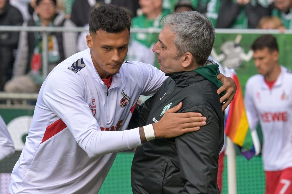 Davie Selke begrüßt Stadionsprecher Arnd Zeigler