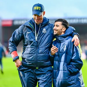 Alexander Blessin umarmt Mohamed Amoura