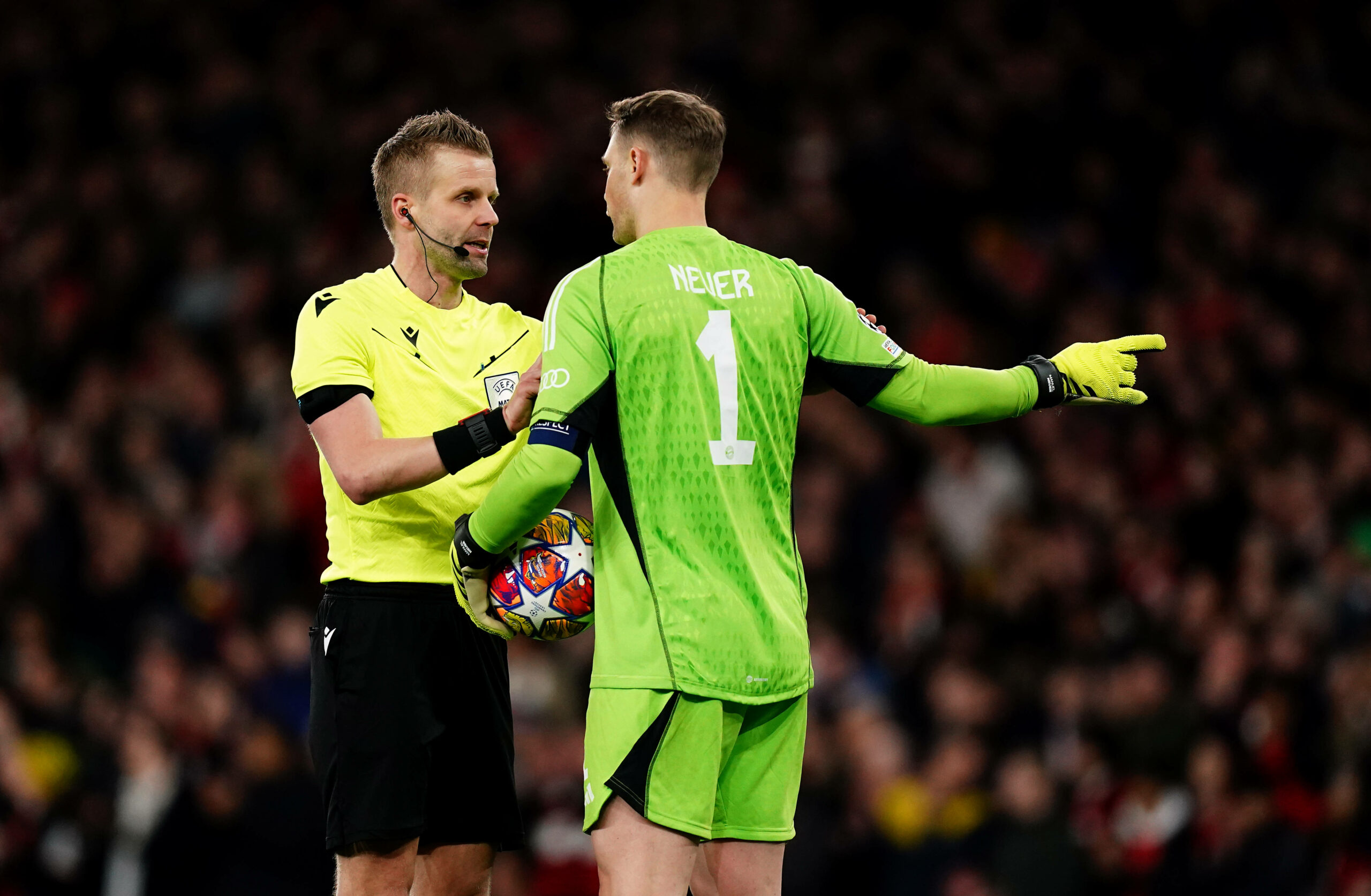 Manuel Neuer diskutiert mit einem Schiedsrichter