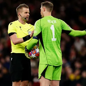Manuel Neuer diskutiert mit einem Schiedsrichter
