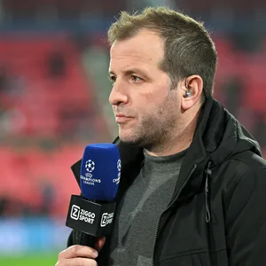 Rafael van der Vaart mit Mikro in der Hand