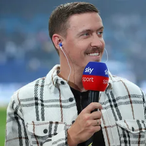 Max Kruse lächelt am Sky-Mikrofon