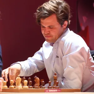 Magnus Carlsen zieht gegen Vincent Keymer bei einem Turnier in Warschau 2024.