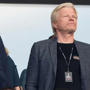 Oliver Kahn hebt den Kopf auf der Tribüne.