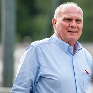 Uli Hoeneß guckt grimmig