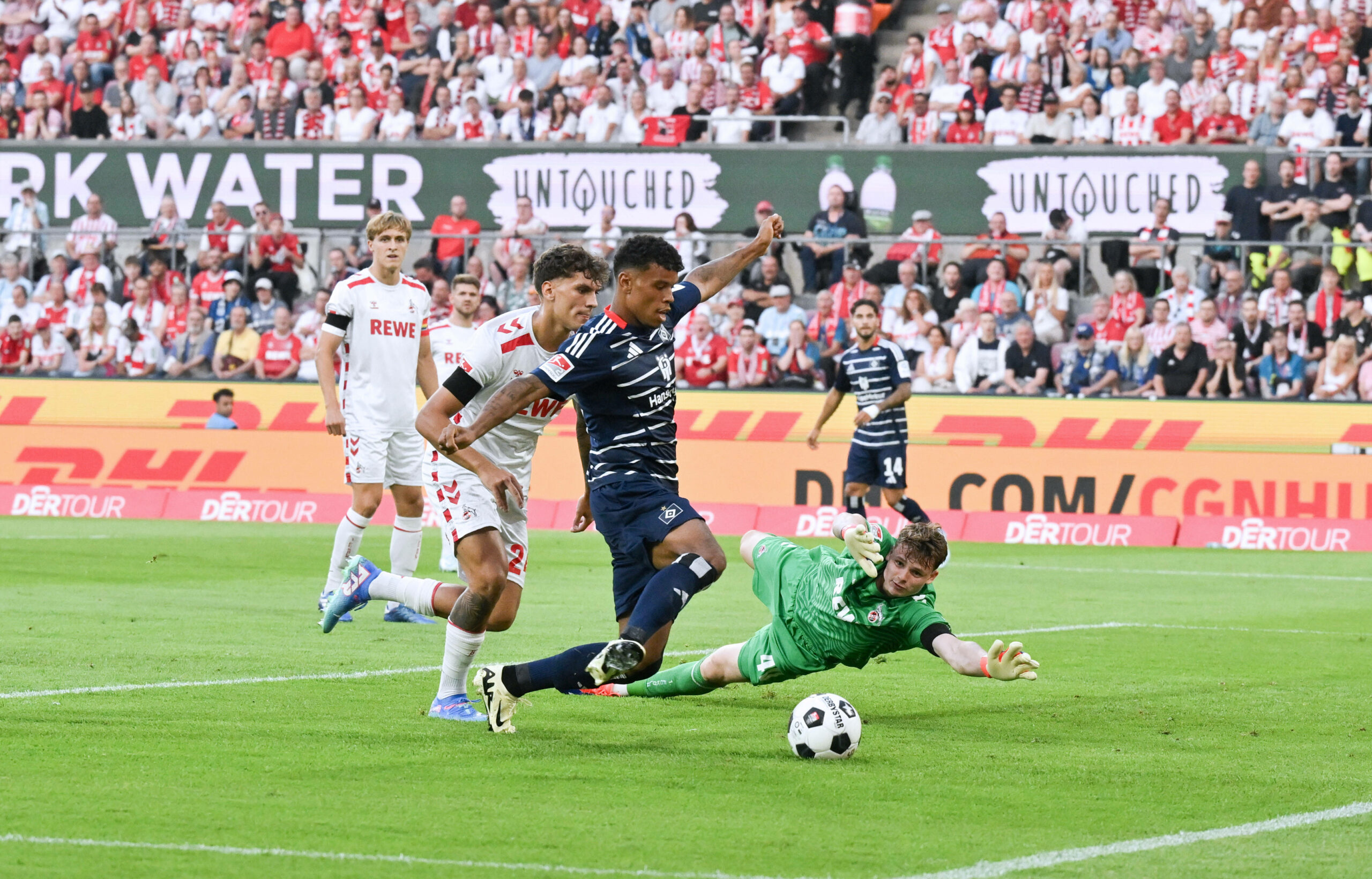 Köln-Keeper Jonas Urbig patzt gegen HSV-Profi Ransford Königsdörffer