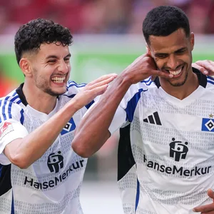 Robert Glatzel jubelt mit Daniel Elfadli mit imaginärem Hörer am Ohr
