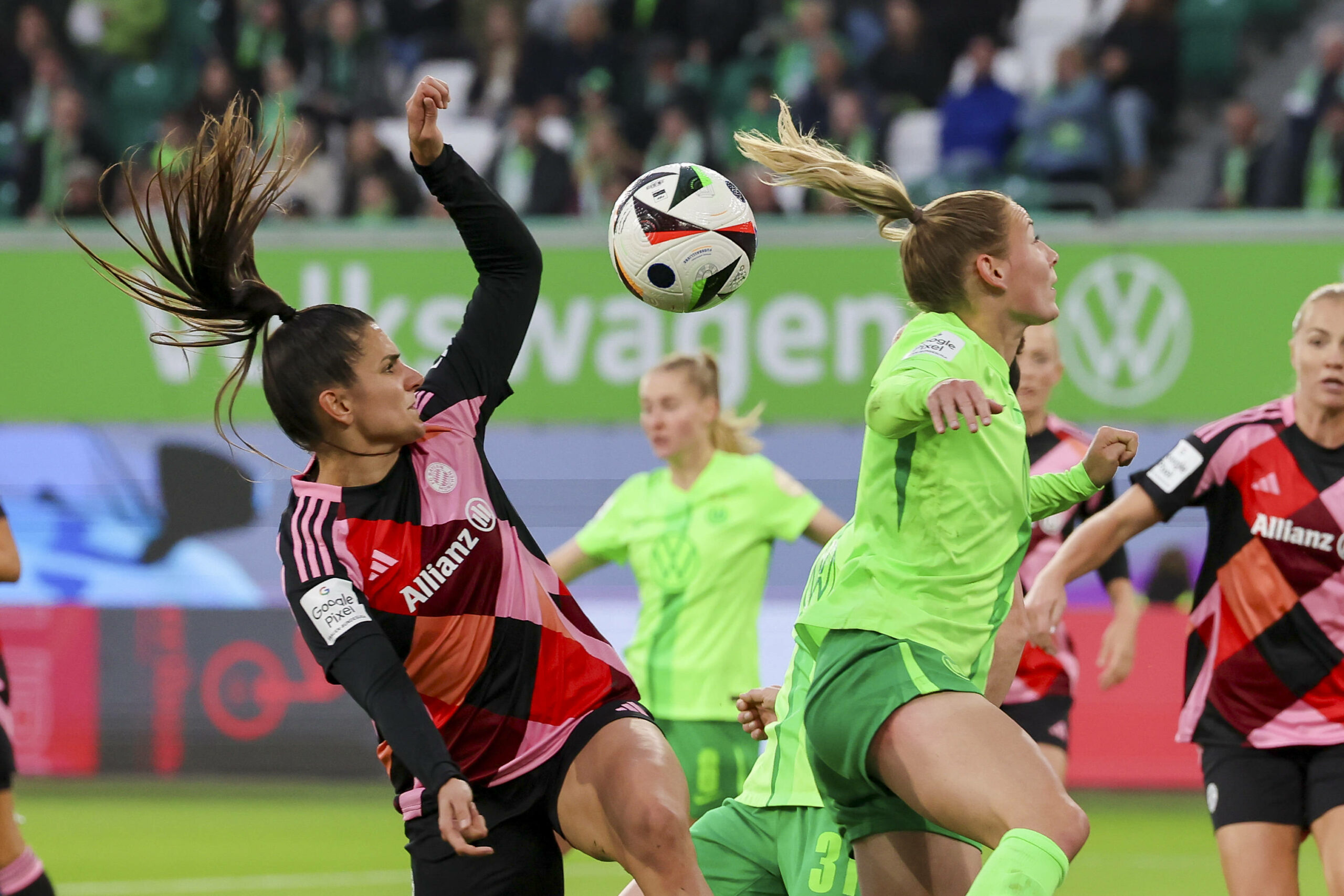 Damnjanovic und Linder im Kopfballduell