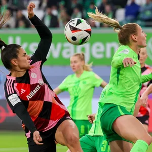 Damnjanovic und Linder im Kopfballduell