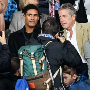 Raphael Varane sitzt neben Hugh Grant
