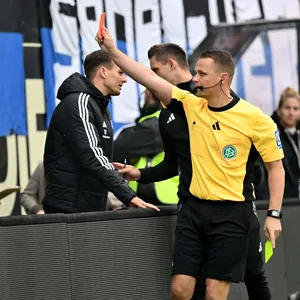 Schiedsrichter Robert Kampka zeigt die Rote Karte Richtung HSV-Bank und schickt damit Merlin Polzin auf die Tribüne.