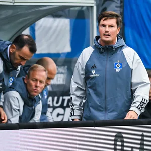 Da war Schluss mit lustig: Merlin Polzin (damals noch Assistenzcoach des HSV) wurde in Elversberg auf die Tribüne geschickt.